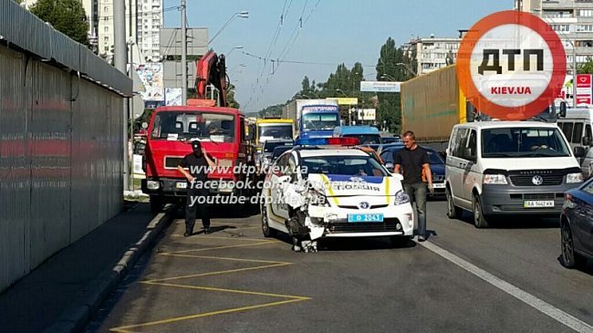 В Киеве произошло ДТП с участием автомобиля полиции