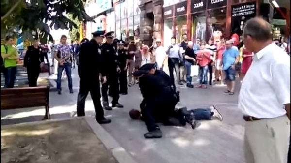 Как новые патрульные полицейские усмиряли пьяного мужчину в Киеве (ВИДЕО)