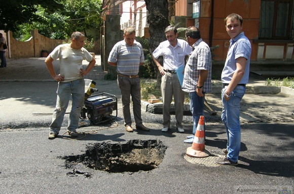 ФОТОФАКТ: В Симферополе рядом с ФСБ во время ремонта дороги образовался 1,5-метровый провал