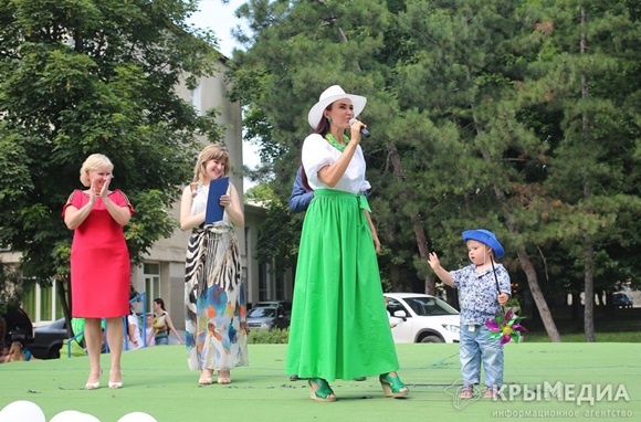 Эвелина Бледанс спела для симферопольцев в День семьи, любви и верности пела (ФОТО)