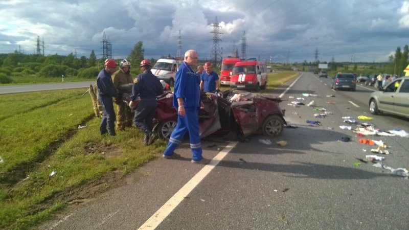 Под Ярославлем Mazda столкнулась с микроавтобусом, погибли 4 человека