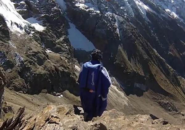 Итальянский бесджампер пролетел сквозь 2-метровую расщелину в скале