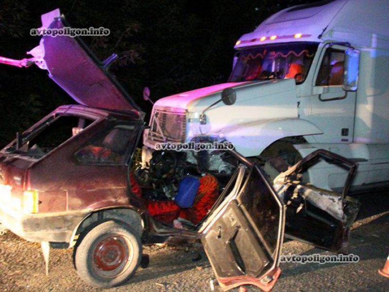 ДТП в Винницкой области: ВАЗ врезался в грузовик Freightliner - погибли 4 человека. ФОТО