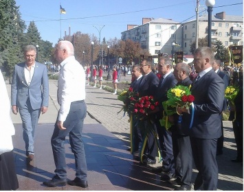 Квартиры и гаражи нашего народного депутата, по сравнению с белым роялем Кличко, кажутся мелочью