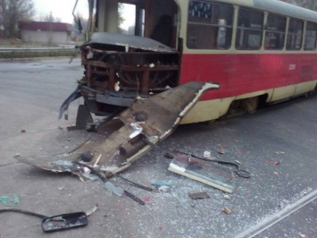 Встретились два одиночества: в Одессе столкнулись трамвай и фура (фото)