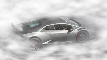 Очень много дыма: впечатляющий дрифт на Lamborghini вокруг автосалона