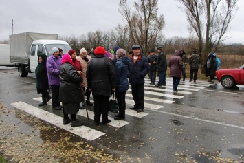 Жители запорожского села, где нет воды и газа, перекрыли дорогу из-за земли