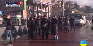 В Киеве между правоохранителями и митингующими вкладчиками банка "Михайловский" происходят стычки