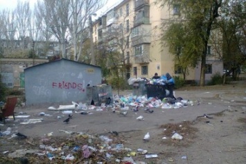 Во дворе многоэтажки в центре Запорожья образовалась свалка, - ФОТО