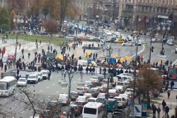 Вкладчики "Михайловского" на Крещатике в Киеве устроили драку с полицией