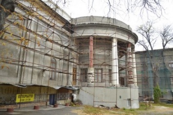 Ремонт фасадов здания Одесского горсовета давно «заморожен» (ФОТО)