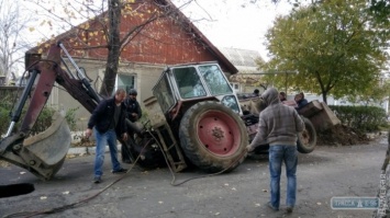 В Одесской области во время ремонта водопровода экскаватор провалился в катакомбы