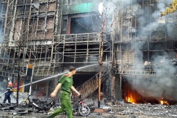 Жертвами пожара в караоке-баре в столице Вьетнама стали 13 человек