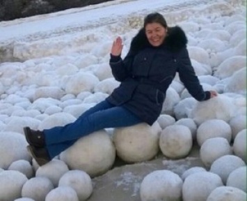 Необычное природное явление на Ямале - снежки размером с футбольный мяч