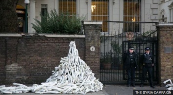 Россия направила ноту протеста Британии из-за пластиковых рук, которыми завалили посольство