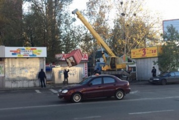 В Николаеве очищают площадь Победы и остановку на Колосе от "Позвонишек" (ФОТО)