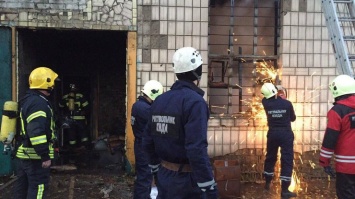 В Киеве на территории авторемонтного завода произошел пожар (фото)