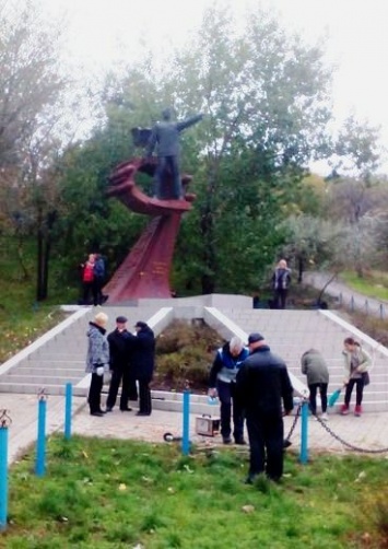 Одесские школьники приняли участие в благоустройстве мемориала морякам-подводникам