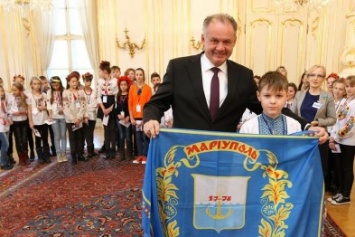 Президент Словакии встретился с мариупольской детворой (ФОТО)