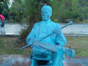 Памятник Пуговкину в Ялте стал "аватаром"