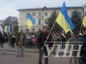 Несколько сотен жителей Хмельницкого устроили шествие памяти в честь погибших воинов АТО