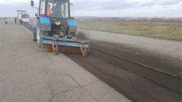В Черновцах начали ремонт полосы местного аэропорта