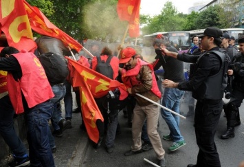 Для разгона митингующих в Стамбуле полицией был применен слезоточивый газ