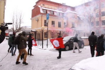 Нацболы закидали консульство Украины в Питере падалью
