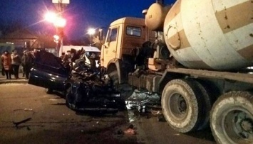 В Харькове "Лада" врезалась в бетоновоз, водитель погиб