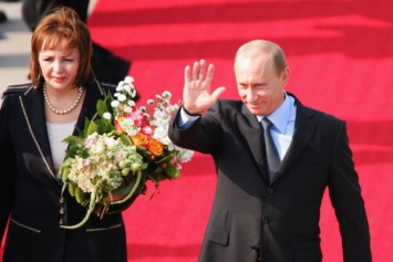Людмила устала служить: журналистка приоткрыла тайну развода Путина