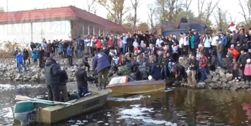 В Запорожье Днепр наполнили рыбой (ВИДЕО)