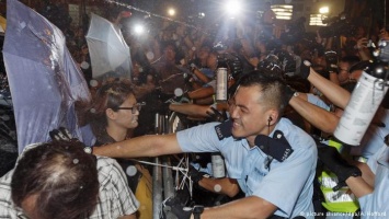 Полиция применила перечный газ для разгона тысяч протестующих в Гонконге