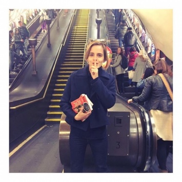 Звезда "Гарри Поттера" прячет книги в лондонском метро