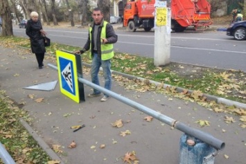 В Симферополе завершают установку дорожных знаков, которые соответствуют стандартам РФ (ФОТОФАКТ)