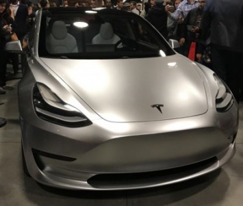 В Сети появились фото интерьера прототипа Tesla Model 3