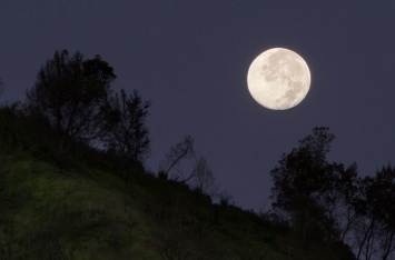 Земляне увидят рекордно большую Луну