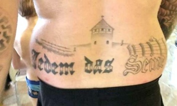Немецкого политика приговорили к тюрьме за татуировку с концлагерем