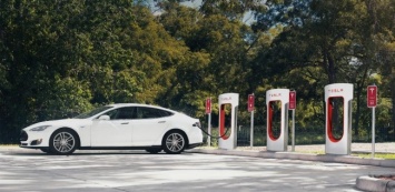 Покупателей Tesla оставят без бесплатных электрозаправок
