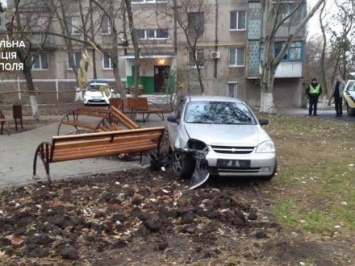 Нетрезвый водитель в Мариуполе, убегая от полиции, заехал в сквер