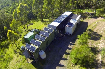 Инженер построил уютное убежище в австралийской глуши из морских контейнеров