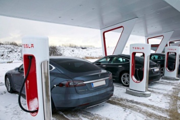 Tesla прекращает практику бесплатной зарядки электромобилей