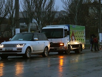 Авария на дамбе - грузовик въехал в Range Rover (ФОТО)