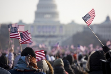 В США на избирательный участок, где ждали Трампа, ворвались две женщины топлесс