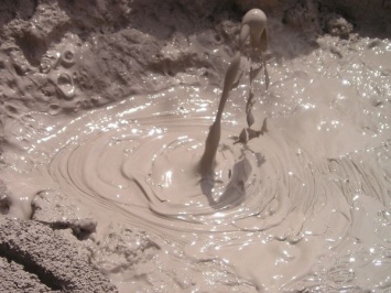 Пенсионерка едва не захлебнулась грязью в яме, вырытой водоканалом