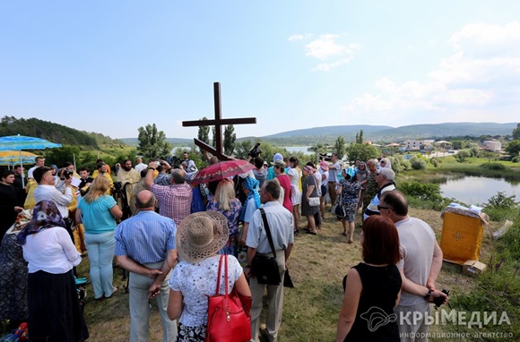 Под Симферополем установили 4-метровый крест под строительство обыденной церкви (ФОТО)