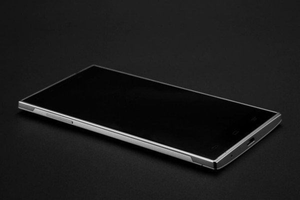 Корпус смартфона Doogee F2015 будет изготовлен из «жидкого металла»