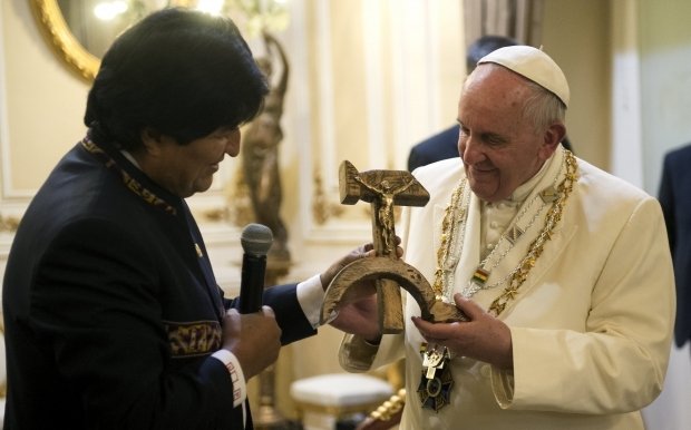 В Боливии Папе Римскому подарили крест в виде серпа и молота