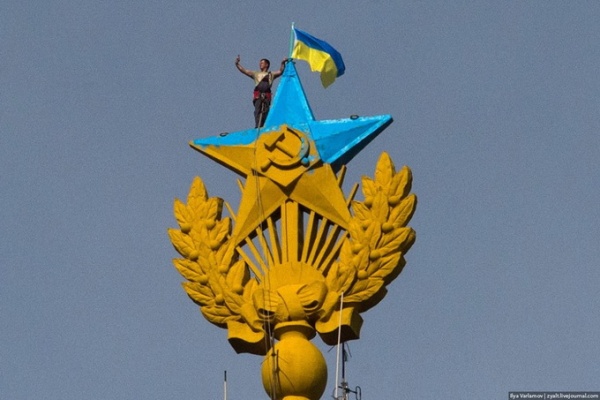 МИД Украины призвал граждан не выезжать за границу без желто-синего флага