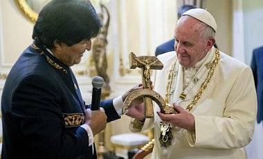Распятие в форме серпа и молота подарили Папе Римскому