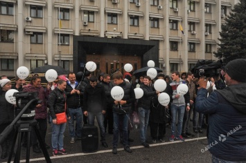 Одесситы попрощались с Саакашвили, запустив в небо Мишку с воздушными шариками (фото)